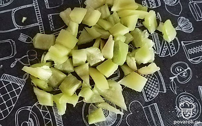 Перец нарезать небольшими кусочками и отправить к зажарке.