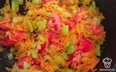 Помидор нарезать небольшими кусочками и отправить в зажарку. Все перемешать и тушить еще 3 минуты.