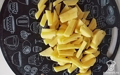 Картофель нарезать и отправить в бульон на 10 минут.