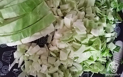 Капусту нашинковать и отправить в бульон на 5 минут.