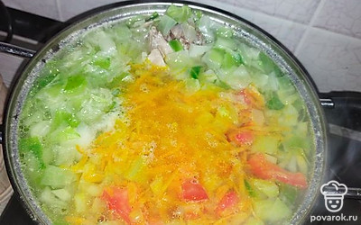 Далее отправить зажарку, посолить.