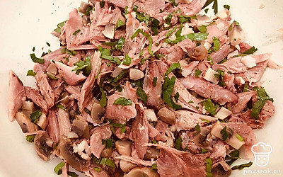 Отварите грибы в подсоленной воде, затем нарежьте кубиками. Зелень измельчите. Смешайте мясо рульки, нарезанные грибы, измельченную зелень.