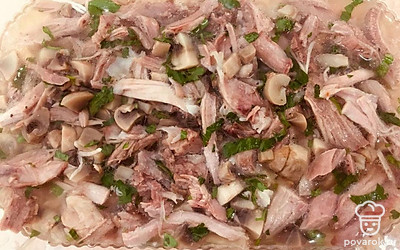 Подготовьте емкость, в которой будете формировать террин. Половину смеси свиного мяса и грибов положите в форму. Сверху выложите мясо птицы. В конце выложите оставшуюся смесь. Процедите бульон и растворите в нем желатин, предварительно немного разогрев на плите или в микроволновке. Залейте бульон в форму, и поместите в холодильник на ночь.