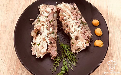 Террин подавайте к столу, нарезав на порции с кусочками хлеба. В отдельной посуде подайте к рулету горчицу, столовый хрен.