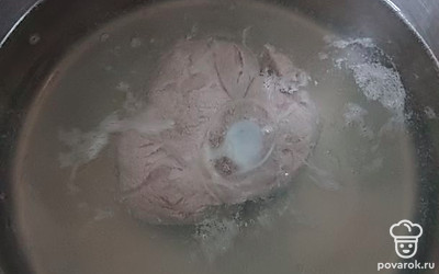 Наливаем воду в кастрюлю, кладем мясо, ставим на максимальный огонь. Когда вода закипит, снимаем пену, уменьшаем огонь, солим и варим примерно 1-1,5 часа. Не забудьте добавить лавровый лист.