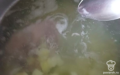 Чистим картофель и нарезаем кубиками, отправляем в кастрюлю.