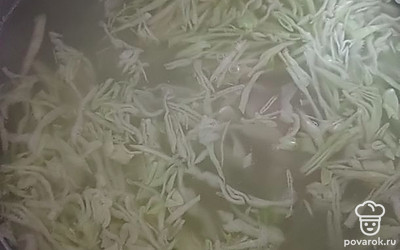 Готовим заправку для борща. Чистим лук, морковь, свеклу, чеснок, сладкий перец. Я натираю морковь и свеклу на терке. На разогретую сковороду вливаем 1 столовую ложку растительного масла и обжариваем нарезанный лук. Добавляем морковь, томатную пасту, свеклу, сладкий перец, немного бульона (100 миллилитров). Перемешиваем и тушим примерно 15-20 минут. В конце добавляем столовую ложку уксуса, чтобы борщ был насыщенного цвета. Для того, чтобы в следующий раз быстро приготовить борщ, можно использовать заготовку. Я делаю заправку на 2 раза и беру из морозилки уже готовую. Это значительно экономит время, но при этом не отражается на вкусе. Достаем мясо, режем и кладем обратно в бульон. Шинкуем капусту, кладем в кастрюлю, варим еще 10 минут. Готовую заправку добавляем в суп, перчим, кладем приправу, нарезанный чеснок и варим еще пару минут. 