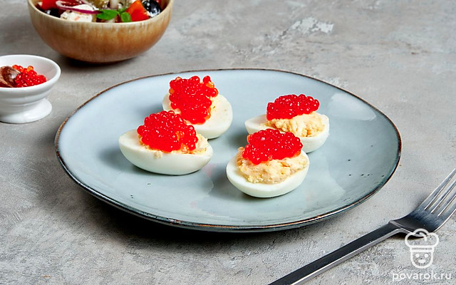 Яйца, фаршированные икрой — Рецепт с фото