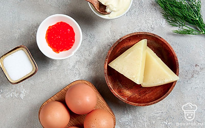 Яйца промойте, отпустите их в кипящую воду и варите на медленном огне около 10 минут. После переложите их в холодную воду для остывания. Укроп помойте и удалите грубые стебли.