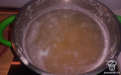 Хорошо промываем горох. Ставим вариться на 1,5 часа (или до готовности).