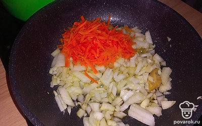 В это время обжариваем мелко нарезанный лук и тертую морковь на топленом масле до золотистого цвета.