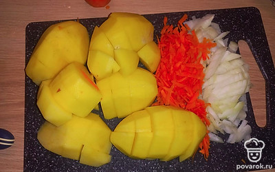Часть морковки и лука оставляем, нарезаем картошку крупными кубиками.