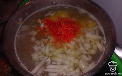 Когда сварится горох, добавляем овощи. Варим. 