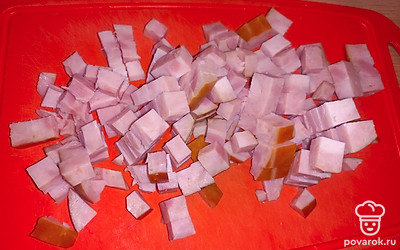 Средним кубиком нарезаем ветчину.