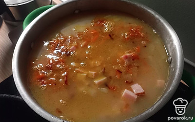 Ветчину добавляем за 20 минут до готовности. Сразу добавляем и зажарку.