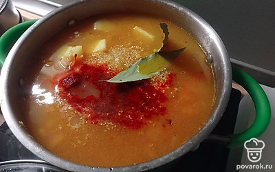 За 5 минут до готовности добавляем специи и лавровый лист.