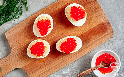 Нафаршируйте яйца. Полученной массой из сыра, желтков и майонеза заполните каждую половинку белка. Сверху аккуратно выложите икру.