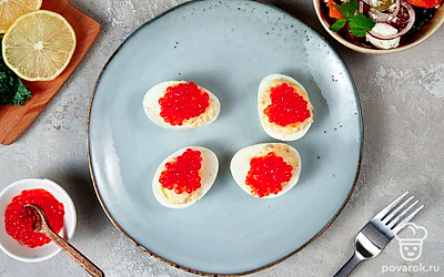 Для красивой подачи украсьте каждую половинку яйца любой зеленью по вкусу.