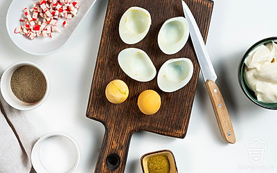 Подготовьте яичные белки. Яйца сварите вкрутую 8-10 минут. По истечении этого времени сразу перенесите их в очень холодную воду, чтобы скорлупа не прилипала к яйцам. Почистите, нарежьте вдоль на половинки, выньте желток.