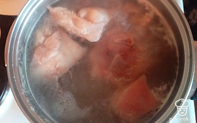 Поставьте варить косточки, не забудьте снимать пенку. 