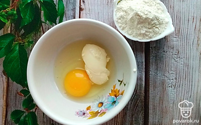 Подготовьте тесто для клецок. В размягченное сливочное масло разбейте яйцо. Посолите, поперчить по вкусу. Разотрите вилочкой смесь до однородности. 