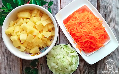 Картофель и лук нарежьте кубиками, морковь натрите. 
