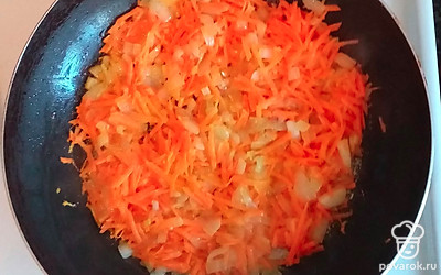 Обжарьте лук и морковь. В бульон положите картофель, доведите до кипения. Добавьте зажарку, посолите, поперчите. 