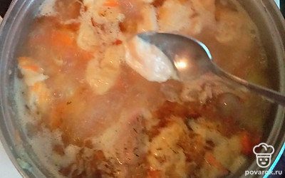 Когда картошка будет почти готова, выложите клецки. Маленькой ложечкой набирайте тесто и отпускайте в суп. Доведите до кипения, проварите 5 минут. 