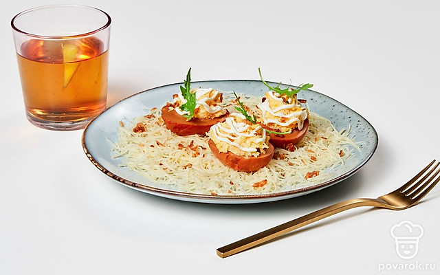 Яйцо-грибочек, фаршированное сыром, чесноком и майонезом — Рецепт с фото