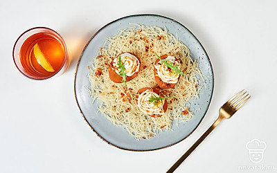 Перед подачей разложите на блюде с фаршированными яйцами веточки петрушки.