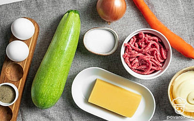 Яйца отварите вкрутую, остудите под холодной водой и очистите от скорлупы. Затем нарежьте мелкими кубиками. Кабачок помойте, очистите от кожуры, нарежьте кружочками шириной по 3-4 см и извлеките из них сердцевину. Лук очистите от кожуры, помойте и мелко порежьте. Почистите и помойте морковь, нашинкуйте ее соломкой. Листья салата и помидоры черри промойте.