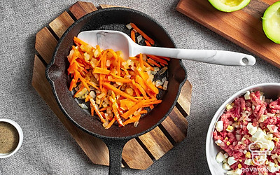 Подготовьте начинку. Половину лука смешайте с фаршем, сюда же добавьте яйца. Посолите и поперчите по вкусу. Морковь обжарьте с оставшимся луком на растительном масле до золотистого оттенка.