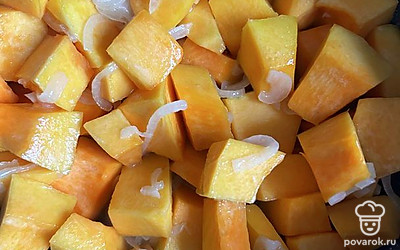 Тыкву нарезаем кубиками и томим вместе с луком и чесноком 3 минуты.