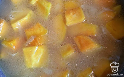 Солим и добавляем воду. Варим тыкву 30 минут, пока не станет мягкой.