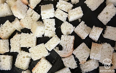 В это время поджариваем сухарики. На сковороде жарим зубчик чеснока на оливковом масле. Убираем чеснок и выкладываем хлеб, нарезанный на кубики. Жарим до золотистой корочки.