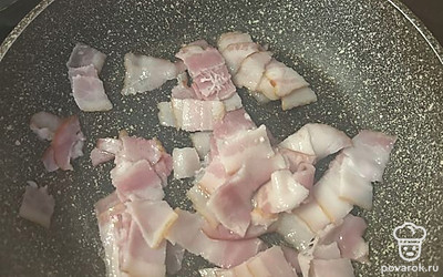 Бекон режем на ломтики и поджариваем.