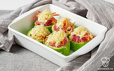 Запеките кабачки. Духовку раскалите до 180 градусов и запекайте блюдо в течение 25-30 минут.