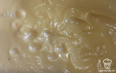 Готовую тыкву измельчаем блендером, вливаем сливки и перемешиваем.