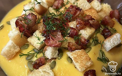 Суп раскладываем по тарелкам. Подаем с сухариками, беконом и обжаренными тыквенными семечками. Можно добавить зелень. Приятного аппетита!