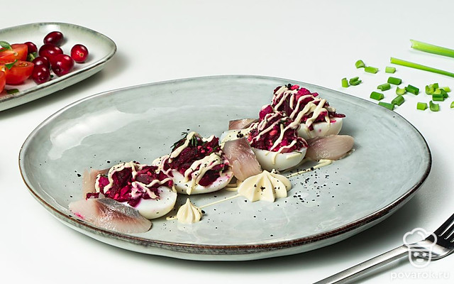 Яйца, фаршированные селедкой под шубой — Рецепт с фото