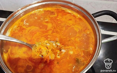 Картофель отправьте в кастрюлю с мясом и перловкой. Через пять минут добавьте зажарку из сковородки. Варите суп еще 10 минут, дайте немного настояться.