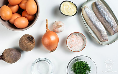 Закранее отварите свеклу и яйца в подсоленной воде. Остудите и очистите. Промойте укроп, лук и чеснок. Обсушите зелень с помощью бумажного полотенца. Лук и чеснок очистите.