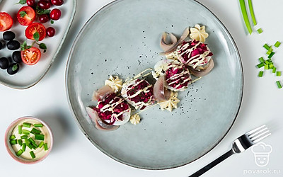 При подаче украсьте фаршированные яйца веточками укропа.