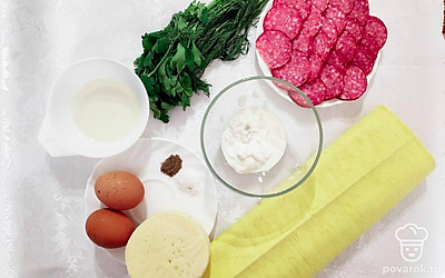 Приготовьте кухонные ножницы, бумажные полотенца, сковороду. Яйца сварите, остудите в холодной воде, почистите. Зелень помойте и обсушите, приготовьте остальные продукты.