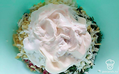 Возьмите миску, натрите в нее яйца и сыр на крупной терке. Чтобы начинка получилась нежной и сочной, колбасу так же натрите на крупной терке. Мелко нарежьте укроп, кинзу и петрушку, добавьте в миску. Теперь положите майонез, посолите, поперчите на свой вкус, тщательно перемешайте.