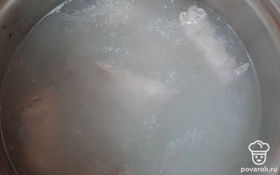 Мясо нарезаем на порционные куски, хорошо промываем и ставим варить на 40 минут. Перед закипанием снимаем накипь. Бульон солим по вкусу.