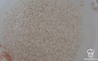 Рис промываем хорошо (не менее 7 раз) и замачиваем в холодной воде.