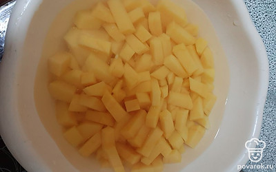 Чистим картофель и нарезаем.