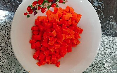 Морковь чистим и нарезаем кубиками.