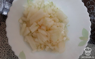 Лук чистим и режем мелко.